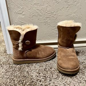 UGG Australia, Short Bailey Button, Chestnut, US Size 3 Youth